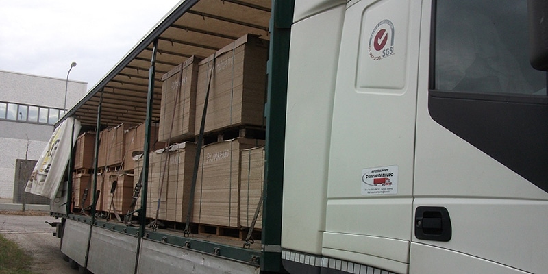 Camion-trasporto-legna-da-costruzione-ardere-Reggio-emilia